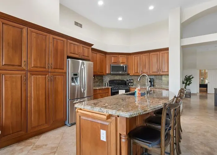 Lakeside With Private Patio Grill Golf View Holiday home Glendale