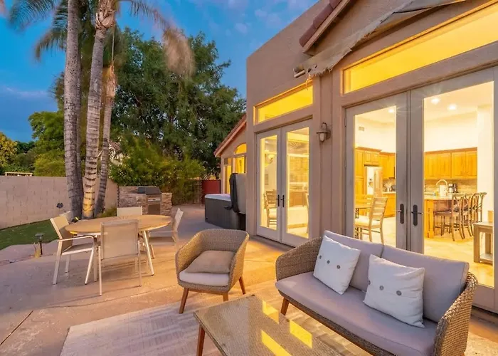 Lakeside With Private Patio Grill Golf View Holiday home Glendale
