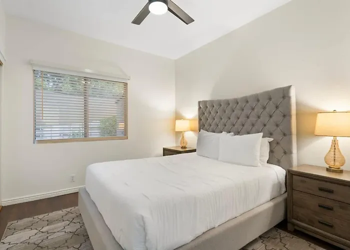 Lakeside With Private Patio Grill Golf View Holiday home Glendale