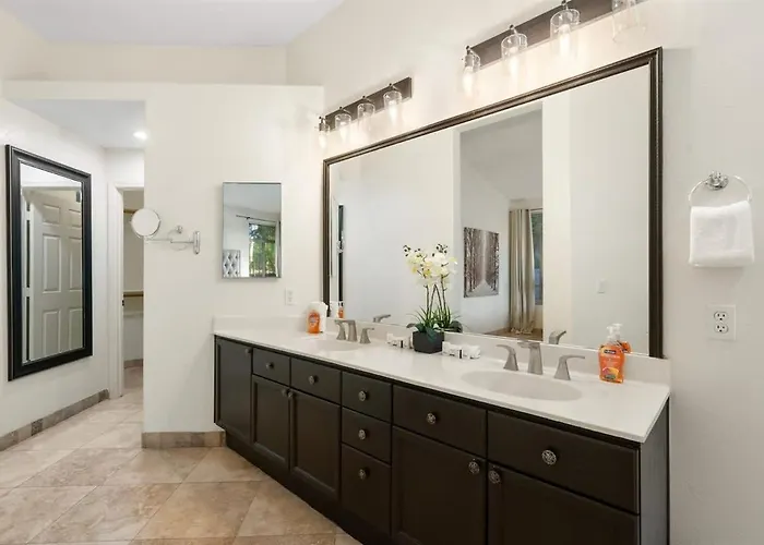 Lakeside With Private Patio Grill Golf View Holiday home Glendale
